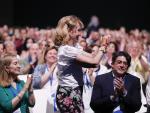 La expresidenta de la Comunidad de Madrid, Esperanza Aguirre, ha recibido una ovaci&oacute;n al inicio del Congreso, que ha agradecido poni&eacute;ndose en pie desde su silla, flaqueada por Ana Pastor y David P&eacute;rez.