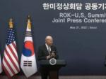 El presidente estadounidense, Joe Biden y su hom&oacute;logo surcoreano, Yoon Suk-yeol en la cumbre de Se&uacute;l.