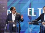 Federico Guti&eacute;rrez y Gustavo Petro participan en un debate de candidatos a la presidencia de Colombia.