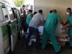 Personal sanitario traslada a un herido tras la intervenci&oacute;n policial en la favela de Vila Cruzeiro