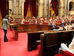 Los diputados del Parlament aplauden la portavoz de ERC, Marta Vilalta, despu&eacute;s de su discurso en el pleno de la cambra catalana