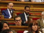 Los diputados Alejandro Fern&aacute;ndez (PPC); Ignacio Garriga (Vox) y Carlos Carrizosa (Cs) sentados en sus esca&ntilde;os en la sesi&oacute;n de control del Parlament del pasado 25 de mayo
