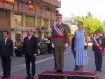 Los reyes presiden, junto al presidente de Arag&oacute;in, Javier Lamb&aacute;n, y la ministra de Defensa, Margarita Robles, el desfile del D&iacute;a de las Fuerzas Armadas.