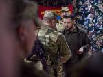El presidente de Ucrania, Volod&iacute;mir Zelenski, durante una visita a los soldados ucranianos que combaten en el frente de J&aacute;rkov.