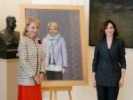 Isabel D&iacute;az Ayuso y Esperanza Aguirre, este lunes, junto al retrato de la segunda presentado en la Real Casa de Correos.
