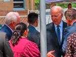 El presidente de EE UU, Joe Biden, en las afueras de la escuela de Uvalde (Texas), donde un joven mat&oacute; a 19 ni&ntilde;os y dos profesoras.