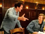 Quentin Tarantino junto a Brad Pitt en 'Érase una vez... en Hollywood'