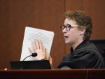 La jueza Penney Azcarate dando instrucciones al jurado del juicio de Johnny Depp y Amber Heard.