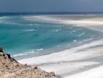 Laguna y playa de Ditwa cerca del puerto de Qalensiya, la segunda ciudad m&aacute;s grande de la isla de Socotra en Yemen.