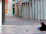 Una persona sin hogar permanece en la calle en M&aacute;laga, durante el estado de alarma por la pandemia de covid-19, en abril de 2020.