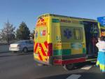 Una ambulancia del Summa-112, junto a la salida de Torrej&oacute;n de Ardoz (Madrid) en la A2, donde muri&oacute; un motorista tras chocar contra un cami&oacute;n.