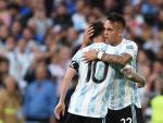 Lautaro y Messi se abrazan tras un gol de Argentina.