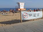 Un cartel advierte de la prohibici&oacute;n de fumar en las playas de Barcelona.