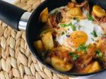 Receta de huevos con patatas y tomate.