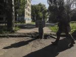 Un soldado ucraniano pasa junto a un proyectil en la ciudad ucraniana de Severodonetsk, en la regi&oacute;n de Lugansk.