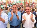 El secretario general del PSOE y presidente del Gobierno, Pedro S&aacute;nchez, y el candidato a la Junta, Juan Espadas, este domingo.