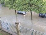 Dos coches anegados por el agua tras la tormenta que ha tenido lugar en Francia en la noche de este s&aacute;bado.