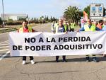 Representantes sindicales en BASF con una pancarta durante la concentraci&oacute;n de este martes.