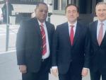 El ministro de Asuntos Exteriores, Jos&eacute; Manuel Albares, con los diputados venezolanos Oscar Ronderos y Pedro Jos&eacute; Rojas.