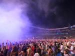 Miles de personas disfrutan del concierto de Manuel Carrasco este s&aacute;bado en el estadio de La Cartuja de Sevilla.