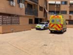 Una ambulancia y un veh&iacute;culo de la Polic&iacute;a Local, en el lugar donde ha sido apu&ntilde;alada una mujer en Pinto.