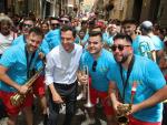 Juanma Moreno, con una banda de m&uacute;sica en el desfile de la Tarasca en Granada.
