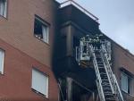 Un hombre y una mujer de 64 a&ntilde;os han fallecido calcinados en el incendio de una vivienda iniciado esta ma&ntilde;ana en un edificio del madrile&ntilde;o distrito de Villaverde, ha informado una portavoz de Emergencias Madrid.