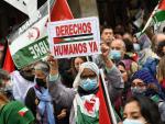 Varias personas, con banderas saharauis, participan en una manifestaci&oacute;n convocada por la Coordinadora Estatal de Asociaciones Solidarias con el S&aacute;hara (CEAS-S&aacute;hara), frente al Ministerio de Asuntos Exteriores, el 26 de marzo de 2022, en Madrid (Espa&ntilde;a).