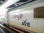Cabecera de un tren AVE de Renfe en las v&iacute;as de la Estaci&oacute;n de Atocha, en Madrid.