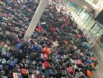 Cientos de maletas abarrotan la terminal 2 del aeropuerto de Heathrow debido a un fallo t&eacute;cnico.