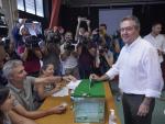 El candidato socialista, Juan Espadas, deposita su voto en un colegio electoral de Sevilla.