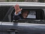 El presidente franc&eacute;s, Emmanuel Macron, saluda desde el coche.
