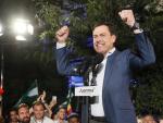 Juanma Moreno celebrando la victoria electoral