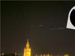 Los restos de un cohete chino sobrevuelan el cielo de Sevilla: &quot;No, no, que parecen misiles&quot;