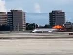 Tres personas resultaron heridas leves en un incendio que se produjo este martes por la tarde en un avi&oacute;n de pasajeros procedente de la Rep&uacute;blica Dominicana al aterrizar de emergencia, en el Aeropuerto Internacional de Miami (MIA), en EE UU.