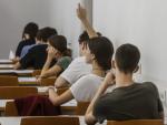 Una estudiante levanta el brazo el d&iacute;a en que dan comienzo las pruebas de acceso a la universidad 2022, a 7 de junio de 2022, en Valencia, Comunidad Valenciana (Espa&ntilde;a).