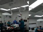 Lluvia dentro de un quirófano: las vergonzosas condiciones en las que opera un grupo de médicos en un hospital