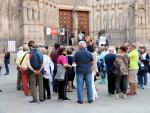 Grupo de turistas en la puerta de la Catedral de Barcelona, en Ciutat Vella.