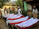 Varias personas en un funeral improvisado de v&iacute;ctimas del grave terremoto en Afganist&aacute;n del 22 de junio de 2022.