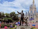 El monumento de Walt Disney y Mickey Mouse en Walt Disney World, en Orlando, Florida, EE UU.
