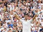 Novak Djokovic celebra su primera victoria en la edici&oacute;n de 2022 de Wimbledon.