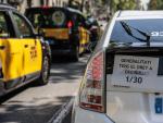 Taxi en una de las &uacute;ltimas marchas lentas del sector en Barcelona reclamando una proporci&oacute;n de una licencia VTC por cada 30 de taxis