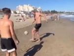 Haaland, en Marbella dando toques junto a unos j&oacute;venes: &quot;Nos dijo 'pass me the ball'...&quot;