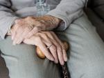 Las personas mayores que viven solas son, cada vez, mayores.