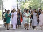 La reina Letizia (2d), la mujer del presidente del Gobierno, Bego&ntilde;a G&oacute;mez (i), la primera dama de Malta, Lydia Bela (i) o la primera dama turca, Emine Erdogan (d), entre otras, pasean por los jardines de la Granja.