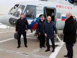 Vadim Zimin, a la izquierda, con el malet&iacute;n nuclear ruso junto a Putin.