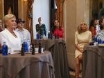 La reina Letizia (c), la primera dama francesa, Brigitte Macron (2d) y la mujer del secretario general de la OTAN, Ingrid Schulerud (d), permanecen atentas a una charla durante su visita al Teatro Real de Madrid.
