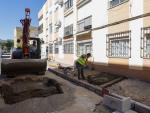 Trabajos de mejora en el acerado de una calle de Bellavista, en Sevilla.