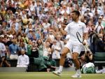 Novak Djokovic celebra su victoria en cuartos de final de Wimbledon.