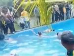 Manifestantes durante las protestas en Sri Lanka se ba&ntilde;an en la piscina de la residencia presidencial tras colarse en la residencia oficial del mandatario, Gotabaya Rajapaksa.